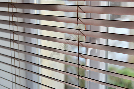 瞎的关在窗前威尼斯木制百叶窗上正面一种图片