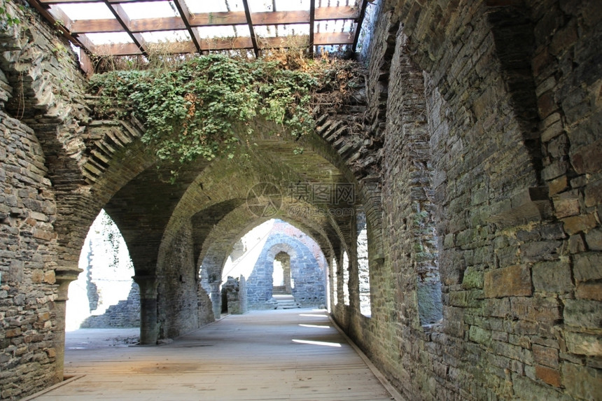 游客维莱拉尔老比利时修道院维勒拉尔的废墟欧洲图片