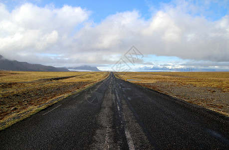 笔直空旷无人的公路背景图片
