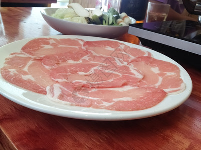 猪排在盘子上午餐晚烹饪图片