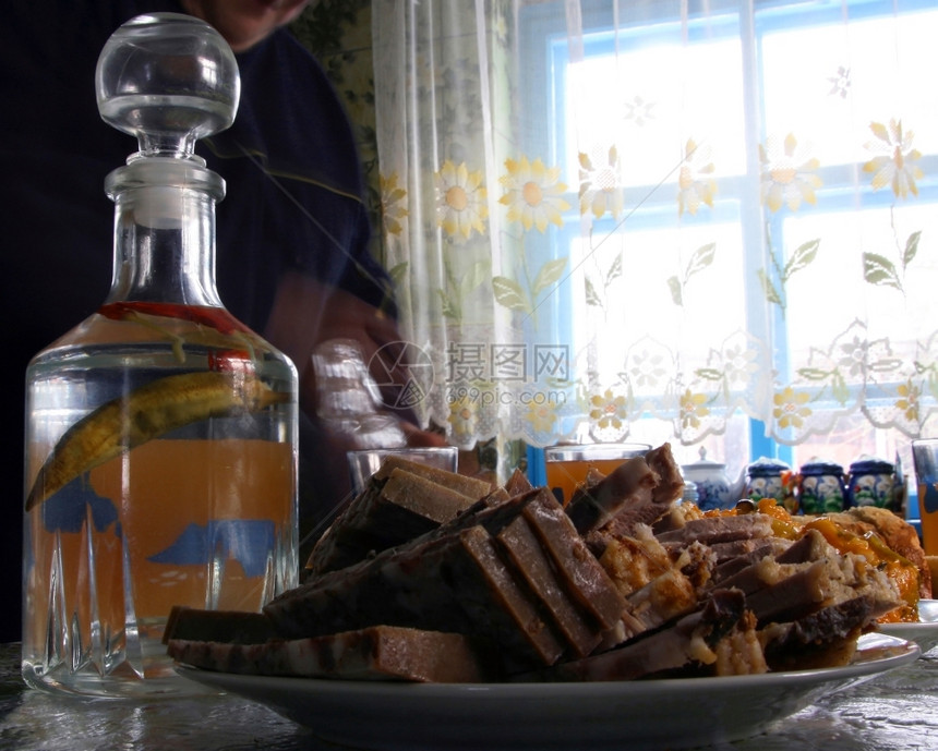 用伏特加和胡椒肉放在一盘子上对着个窗户液体茶点滗水器图片
