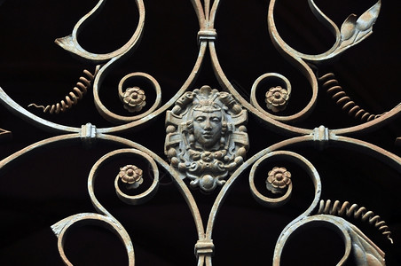 生锈的伪造铸铁门古老面饰装品金属图片