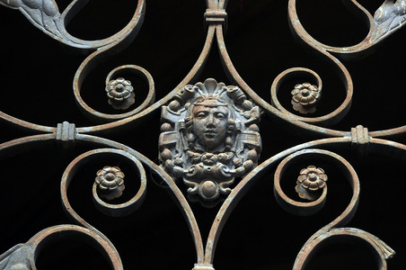 花的铸铁门古老面饰装品伪造的优质图片
