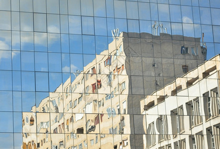 反射在玻璃外墙的建筑图片