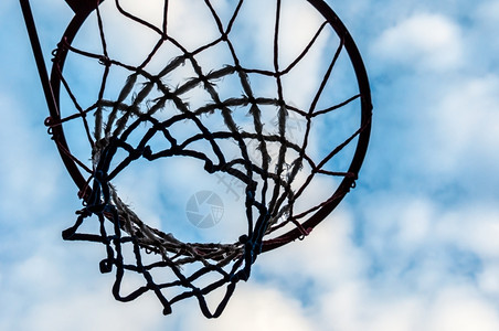 篮球篮筐下的天空图片