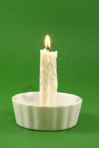 劳里亚颜色白蜡烛点亮的背景图片