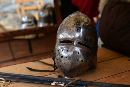 盔甲中世纪金属头盔护甲战士部防争保背景图片