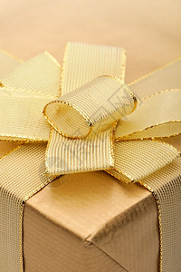 金的一种丝带绑在礼物盒的弓上纸图片