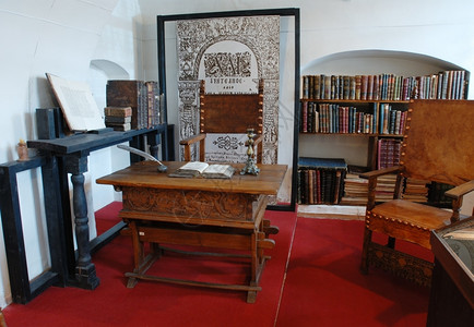 古代旧生活的要素桌子椅墨水蜡烛书籍架白俄罗斯图背景图片