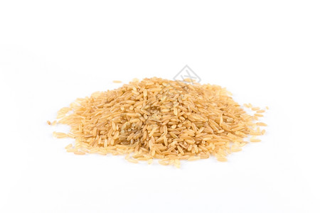 团体食物白线上隔离的棕色大米背景图片