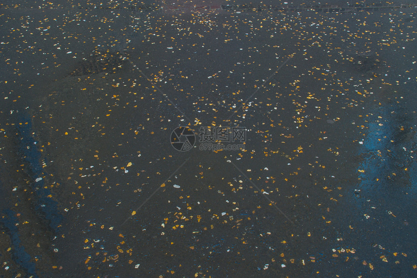 雨水后的湿铺面地板适合制作背景图象造反射地面图片