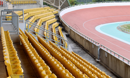 赛车场总站的黄色座位运动竞技场排图片
