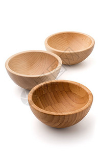 空木头碗在白背景上隔离的空木头碗组装着制的餐具空图片