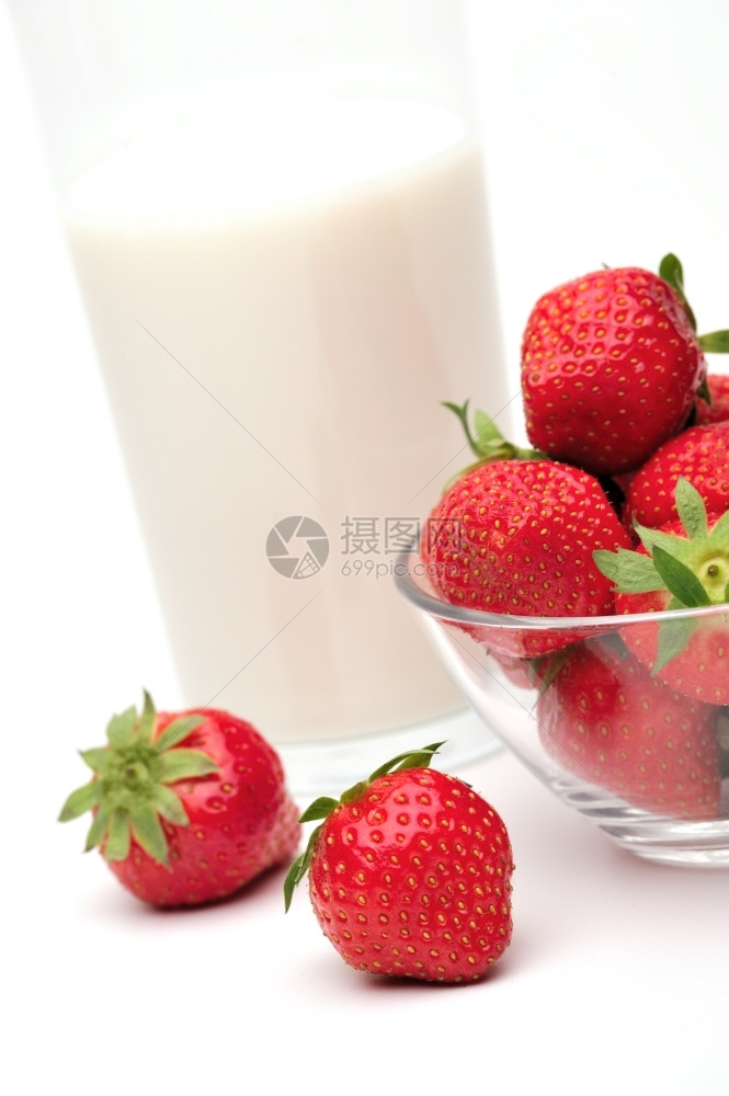 草莓新鲜和一杯白色的牛奶在背景上玻璃浆果斯克莱兹涅夫图片