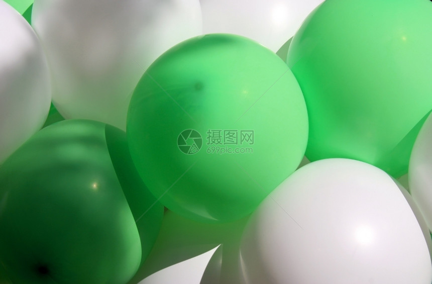 对角线氦背景白气球和绿色现位于对角庆典图片