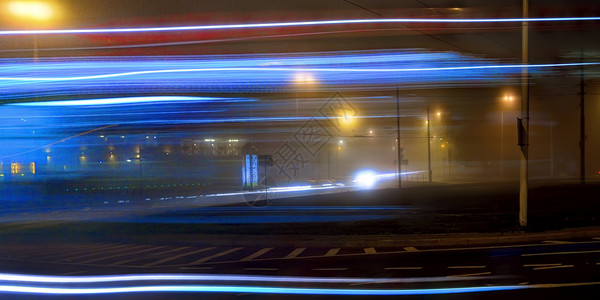 有雾薄多路段在的维尔纽斯过夜乘坐公共汽车图片
