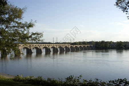 古桥和倒影萨斯奎哈纳高清图片