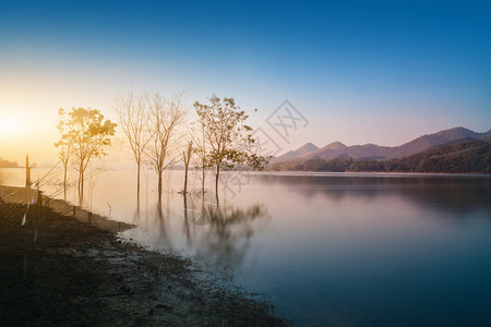 美丽湖泊上的落日图片