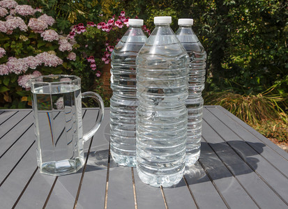 为节省塑料使用而对瓶水进行抗争壶采用浪费图片