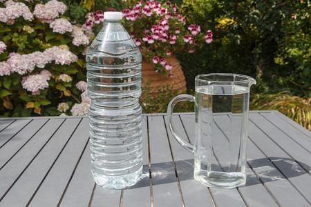 生态为节省塑料使用而反对瓶水的抗力采用回收图片