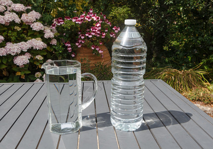 为节省塑料使用而反对瓶水的抗力子浪费水壶图片