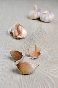 外壳蒜瓣是桌上的一把根食物图片