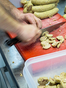 桌子厨师切碎白香肠做饭刀手图片
