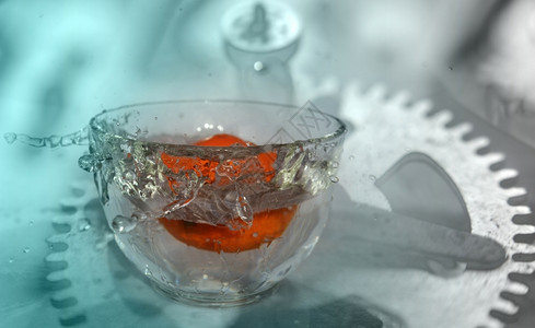 彩色幻想橙子果正在落颜色中喷洒到水时间概念溅起背景图片