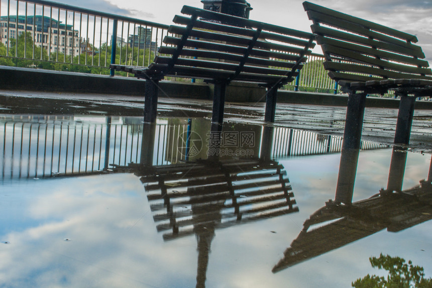 为了在雨后泰晤士河通道岸水中反射适合用于背景图象的回映地标思考图片