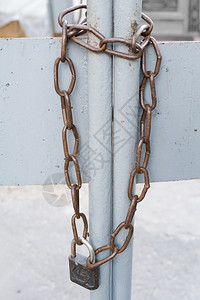 铁链和门上的锁挂金属垂直的图片