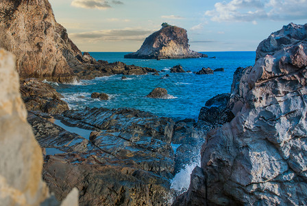 美丽的蓝色海中小岛屿岩石中间背景图片