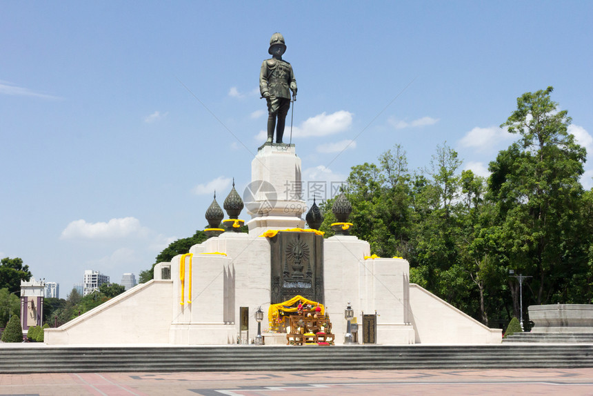 拉玛雕像泰国曼谷卢姆菲尼公园入口处拉马六世国王神像鲁比尼图片