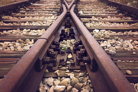 导轨穿越过废弃火车铁路的近距离相交图片