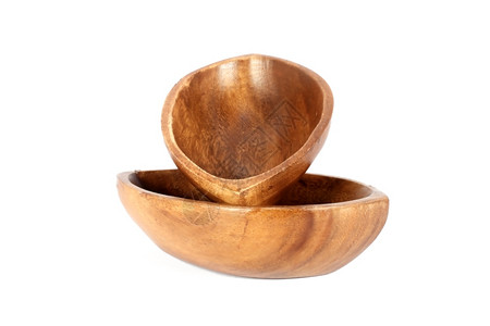 盘子杯木制的两块棕色碗白边隔离图片