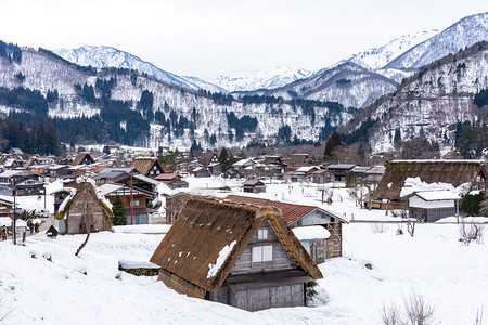 日本的一个下雪村庄图片