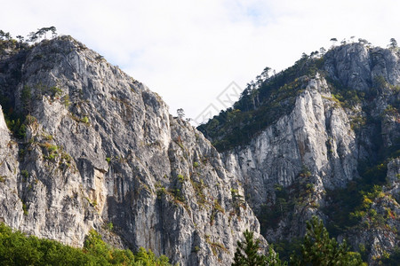 巨石山的仰拍景象图片