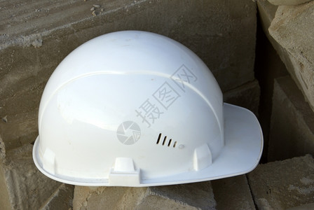 安全建造保护筑白头盔在砖块上帽子图片