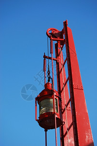 灯塔的红笼对着蓝天金属雅各布斯空图片