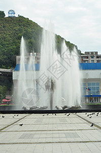 自流中央纪念碑Romeania中心自来水喷泉图片