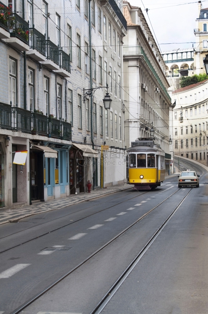 旅游街道里斯本市葡萄牙社论街景电车04921有轨电车图片
