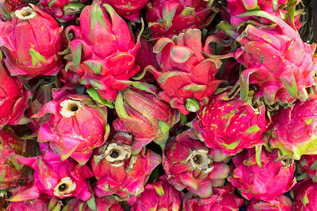 红色的异国情调印尼爪哇市集的一连串龙果食物图片