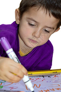 教育年轻的小男孩学习写作子们图片