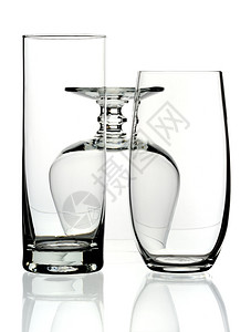 一种反射以白色背景隔开的玻璃杯和高柱白色的背景图片