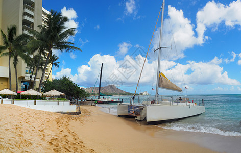 美国夏威夷八月2018年3日卡塔马兰停靠在维基海滩图片
