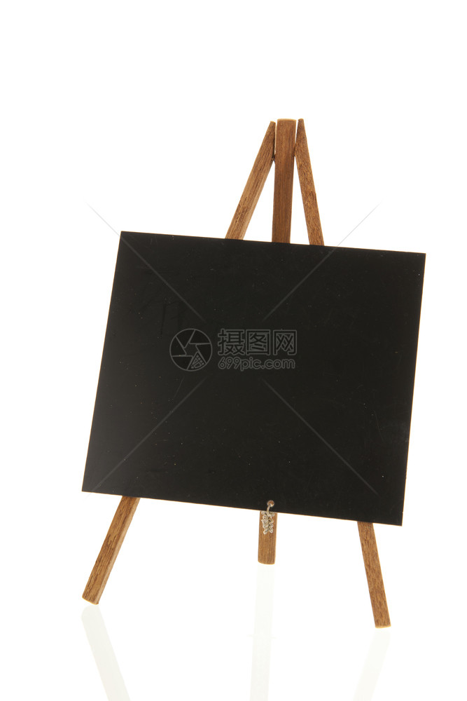 空黑板由白背景隔开标准木板制的图片