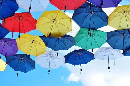 蓝天上挂着许多色彩的雨伞五缤纷夏天目的图片