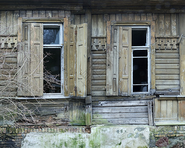 屋春旧破房子窗户受损和日盲木制的老图片
