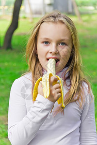 女孩在夏天吃香蕉图片