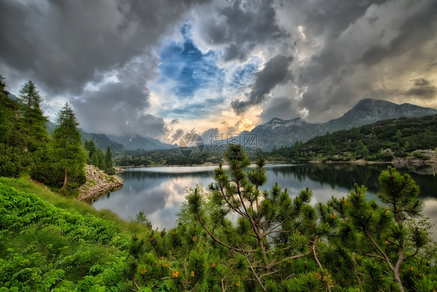阿尔卑斯山下的湖泊图片