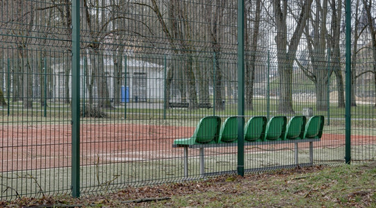 立陶宛维尔纽斯COVID19克拉宁网球大法院栅栏树空的图片